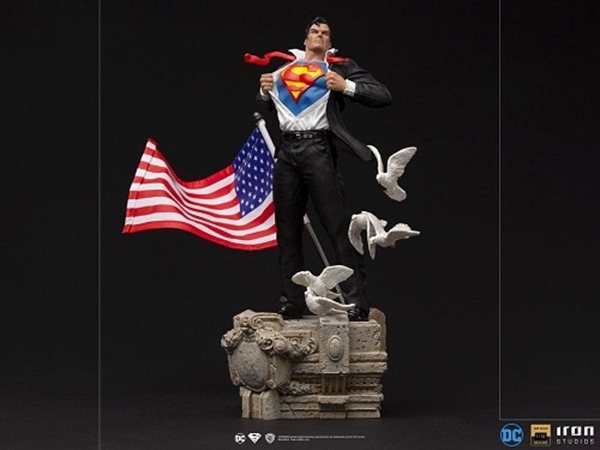 Clark Kent DC Comics Estatua 1/10 Deluxe Art Scale